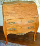 furn_satinwood_serpentine_desk_red.jpg (40758 bytes)