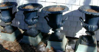 urns_4_ classical_handled_red.jpg (37936 bytes)